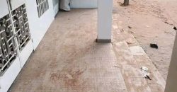 Boutique très Propre, au bord du Goudron