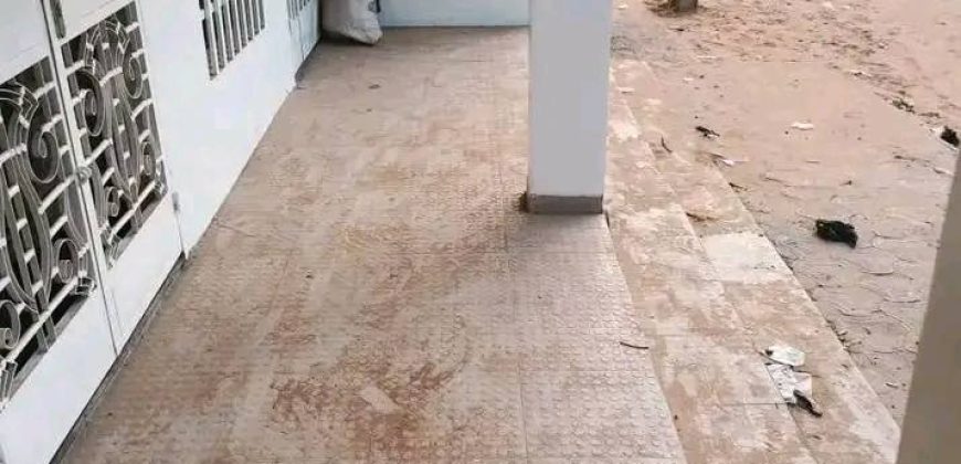 Boutique très Propre, au bord du Goudron