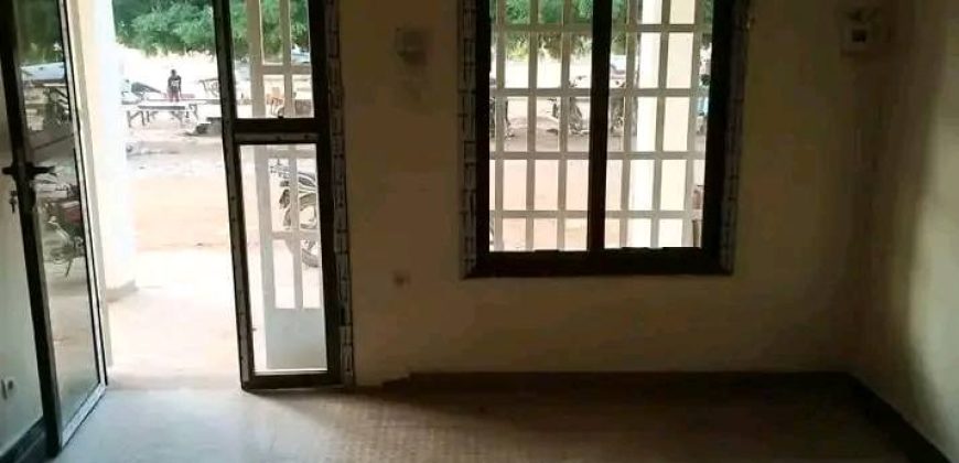 Boutique très Propre, au bord du Goudron