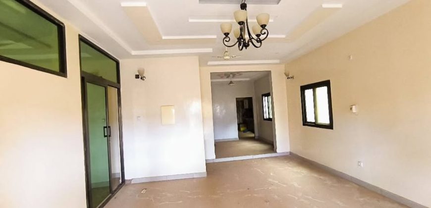 Étage 4 Chambres, 3 Douches, face Escadrille