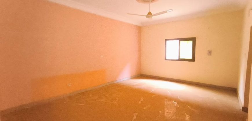 Étage 4 Chambres, 3 Douches, face Escadrille