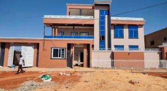 Étage R+1, 6 Chambres, 2 Salons, derrière l’Université Islamique