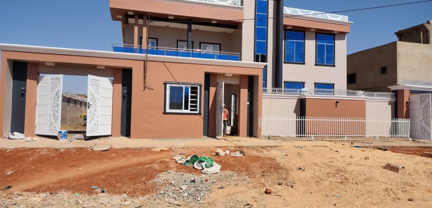 Étage R+1, 6 Chambres, 2 Salons, derrière l’Université Islamique