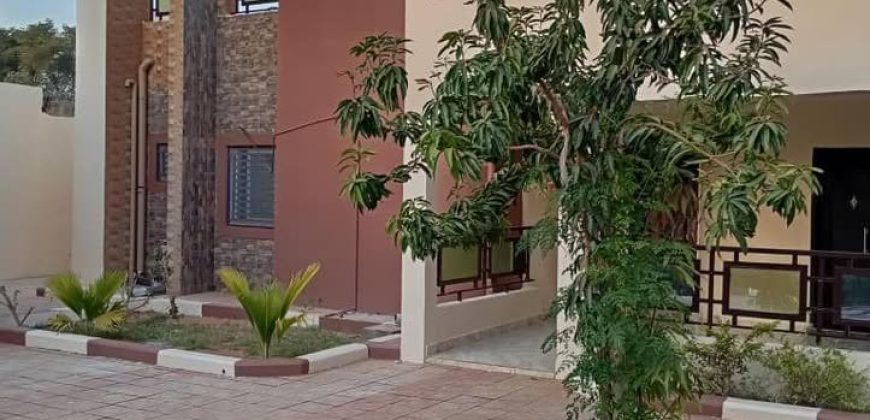 Grande Villa en Dalle, 3 Chambres, 5 Climatiseurs