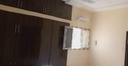Immeuble R+2, 8 Chambres, 2 Salons, 8 Douches