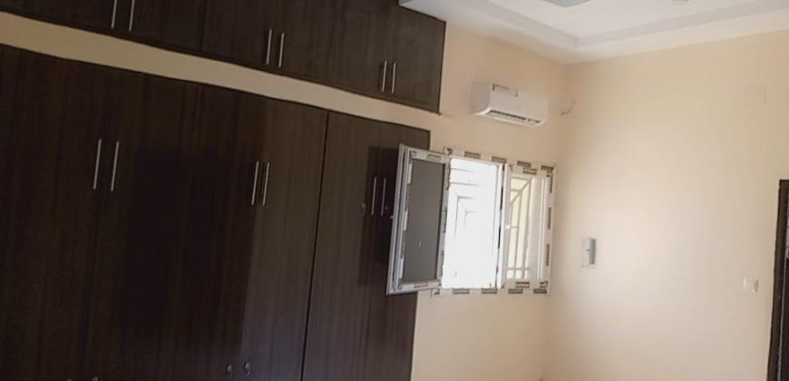 Immeuble R+2, 8 Chambres, 2 Salons, 8 Douches
