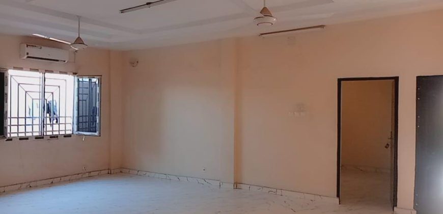 Immeuble R+2, 8 Chambres, 2 Salons, 8 Douches