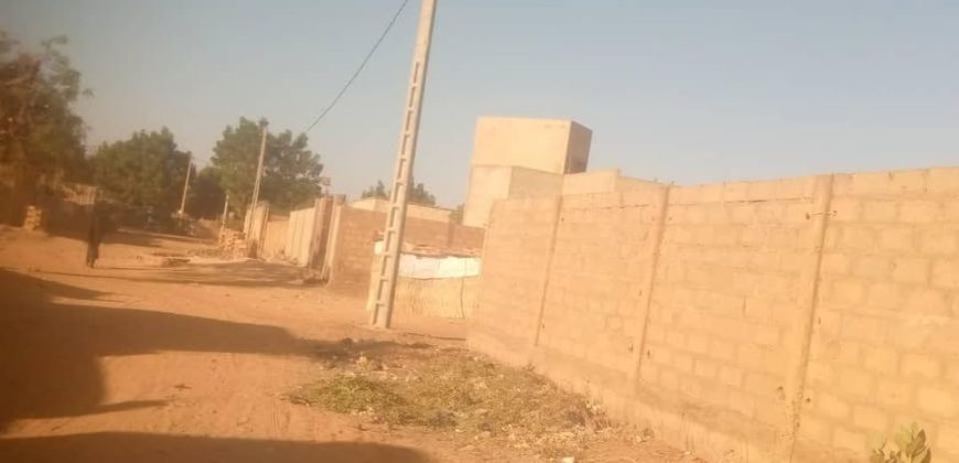 Parcelle Clôturée 400 m², vers Pharmacie Koubia-Sonuci