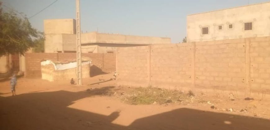 Parcelle Clôturée 400 m², vers Pharmacie Koubia-Sonuci