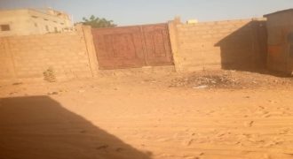 Parcelle Clôturée 400 m², vers Pharmacie Koubia-Sonuci