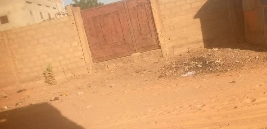 Parcelle Clôturée 400 m², vers Pharmacie Koubia-Sonuci