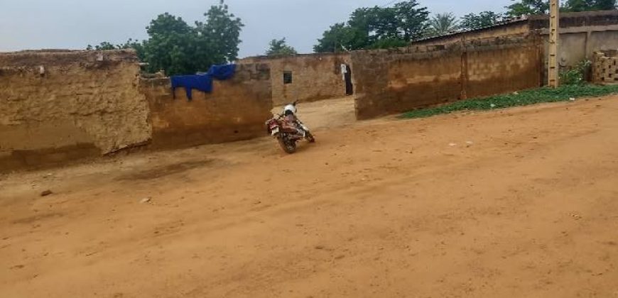 Parcelle de 600 m² Clôturée, derrière Université Abdou Moumouni