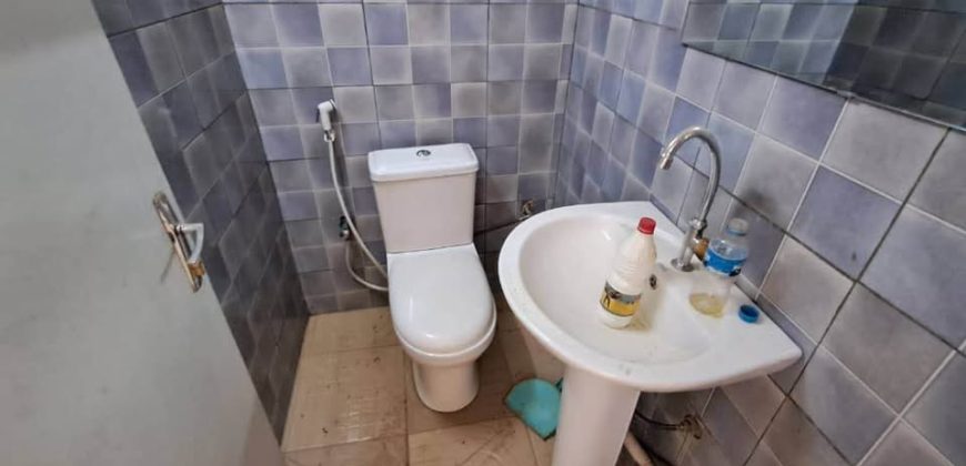 Très Grande Boutique bien Placée avec Douche