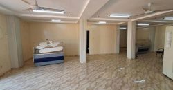 Très Grande Boutique bien Placée avec Douche