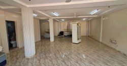 Très Grande Boutique bien Placée avec Douche