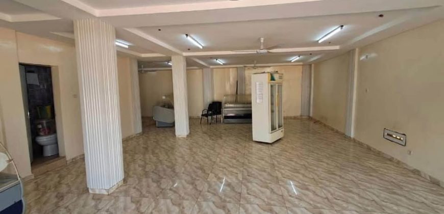 Très Grande Boutique bien Placée avec Douche