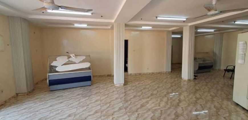 Très Grande Boutique bien Placée avec Douche