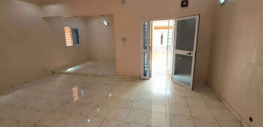 Villa 3 Chambres, Salon, 3 Douches, Magasin