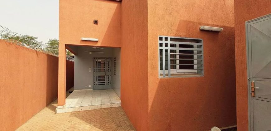 Villa 3 Chambres, Salon, 3 Douches, Magasin