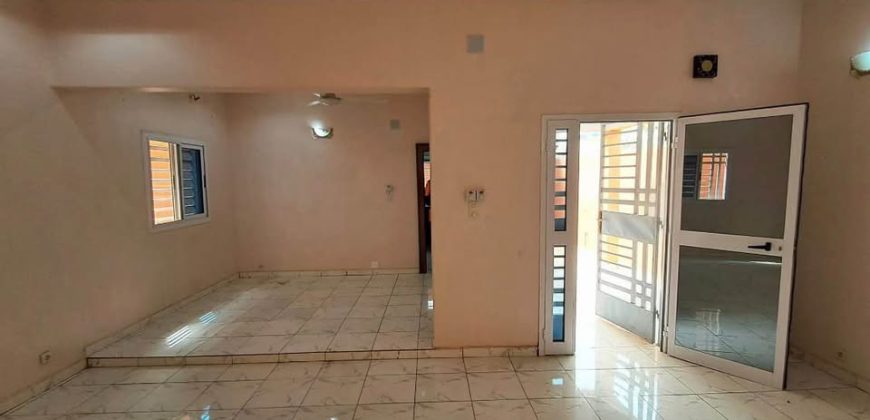 Villa 3 Chambres, Salon, 3 Douches, Magasin