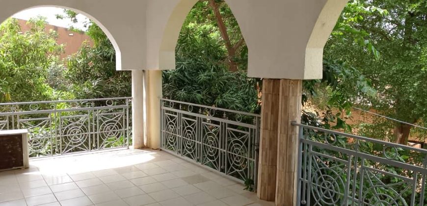 Villa à étage 7 Chambres, 2 Salons, Piscine