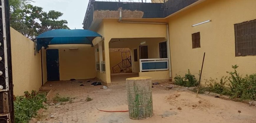 Villa de 5 Chambres, 2 Salons, 500 m²