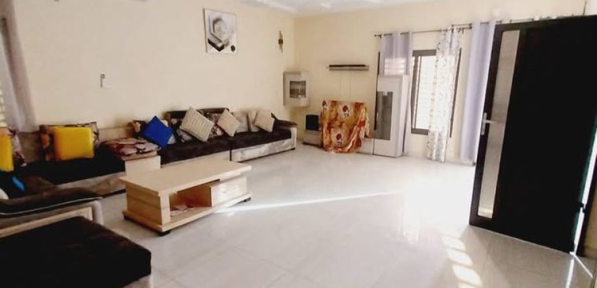 Villa de Haut Standing, 3 Chambres, Magasin, Petit Jardin