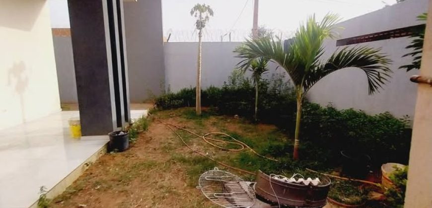 Villa de Haut Standing, 3 Chambres, Magasin, Petit Jardin