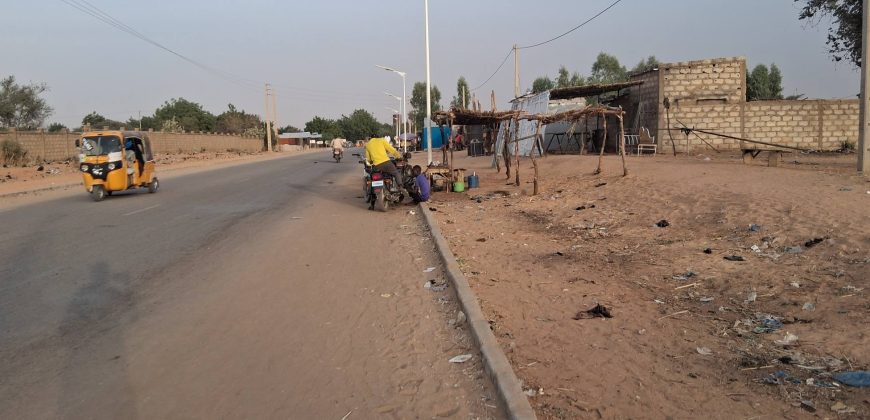 2 Terrains Collées, 500 m² Chacun, sur le Goudron