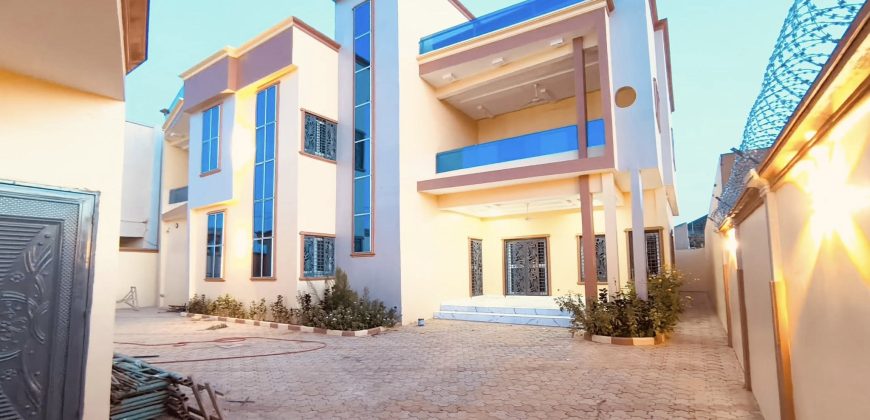 Magnifique Étage 5 Chambres, 2 Salons, Annexe