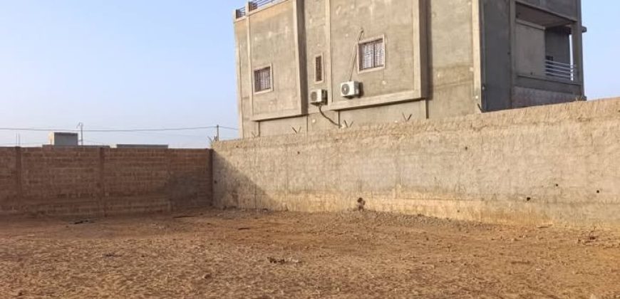 Parcelle de 400 m², Clôturée