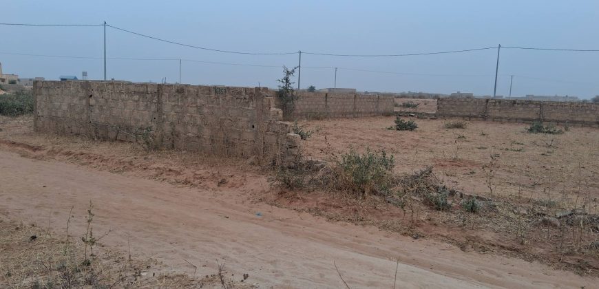 Parcelle de 500 m², Côté Sud de l’Hôpital de Référence