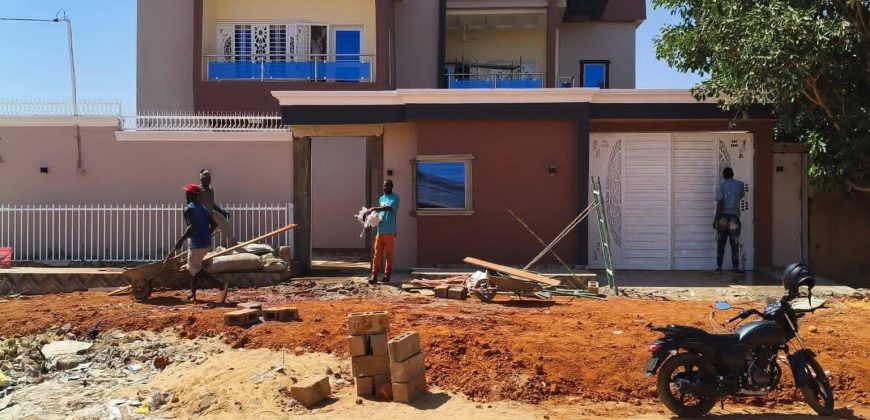 Villa 5 Chambres, 2 Salons, Dépendance