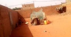 Parcelle Clôturée, 400 m², Eaux et électricité disponibles