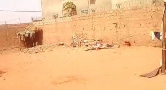 Parcelle Clôturée, 400 m², Eaux et électricité disponibles