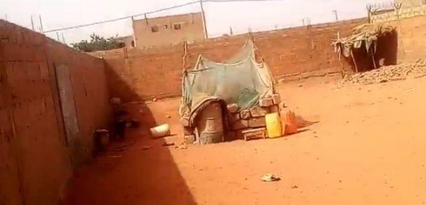 Parcelle Clôturée, 400 m², Eaux et électricité disponibles