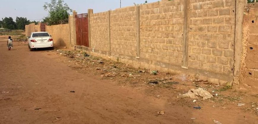 Parcelle Clôturée avec Grande Porte, sur 300m²