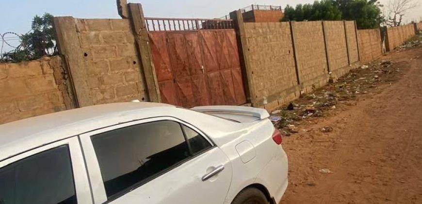 Parcelle Clôturée avec Grande Porte, sur 300m²