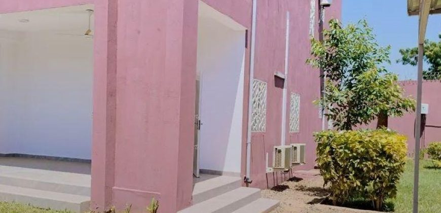 Villa Duplex 5 Chambres, 2 Salons, Piscine