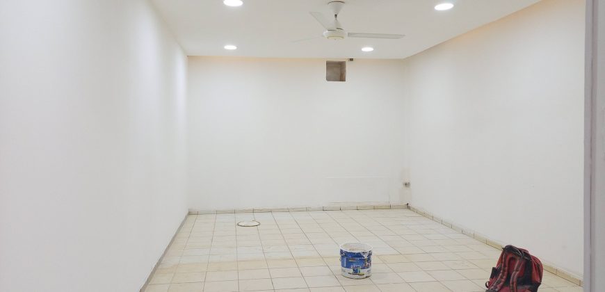 2 Boutiques Collées à louer