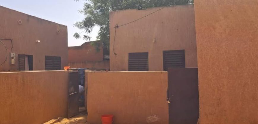 4 Celibateriums et 2 Boutiques, près du Goudron