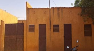 4 Celibateriums et 2 Boutiques, près du Goudron