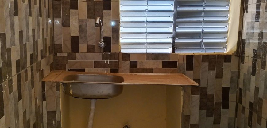 Celibaterium 1 Chambre, 2 Douches, Carrelé et Vitré