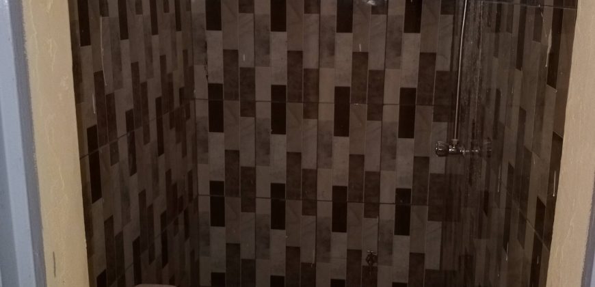 Celibaterium 1 Chambre, 2 Douches, Carrelé et Vitré