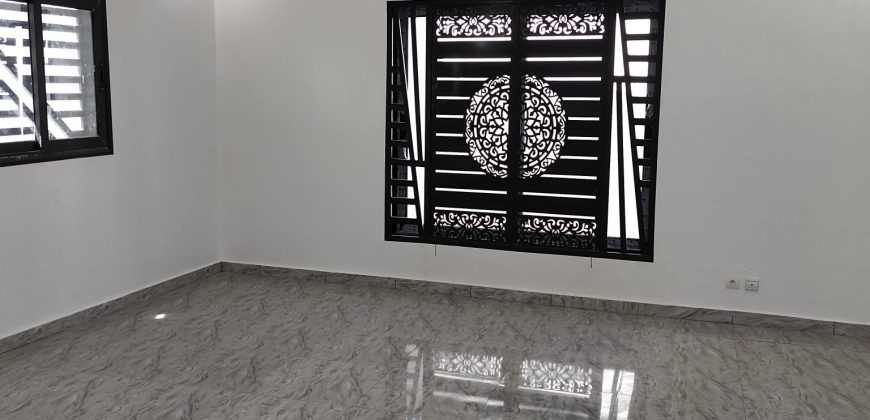 Maison de 3 Chambres, 3 Douches Internes, Dépendance