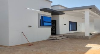 Maison de 3 Chambres, 3 Douches Internes, Dépendance