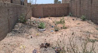 Parcelle de 200 m², Eau de Forage Disponible