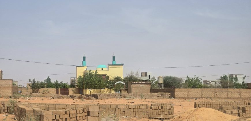 Terrain Urbain clôturé, 240 m², Électricité disponible