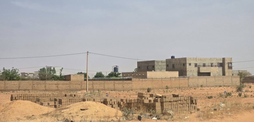 Terrain Urbain clôturé, 240 m², Électricité disponible