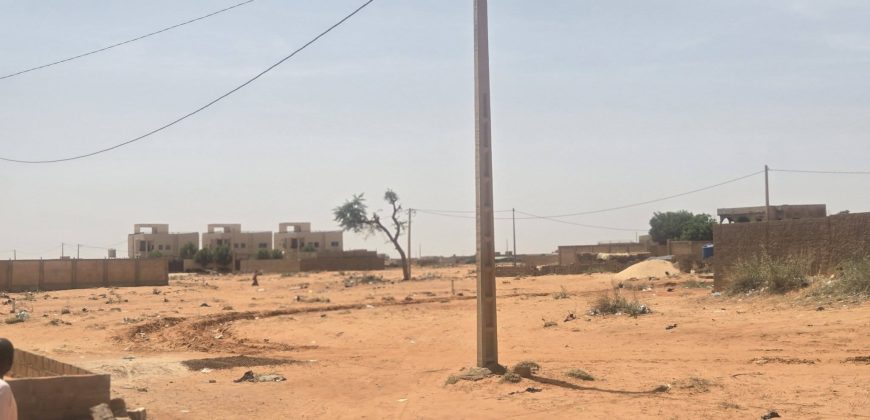 Terrain Urbain clôturé, 240 m², Électricité disponible